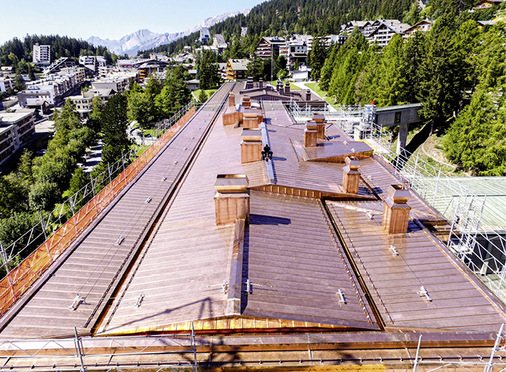    Der Patinierungsgrad der Dachfläche zeigt die Grenze der Bauabschnitte 