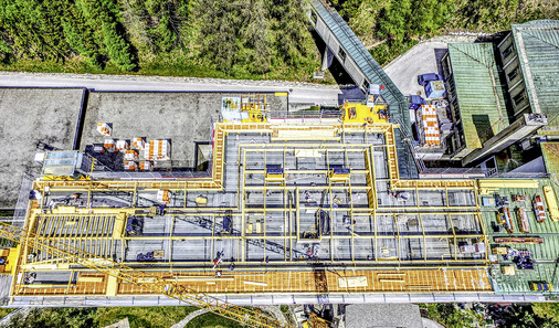    Blick auf die bituminös abgedichtete und wärmegedämmte Betondecke 