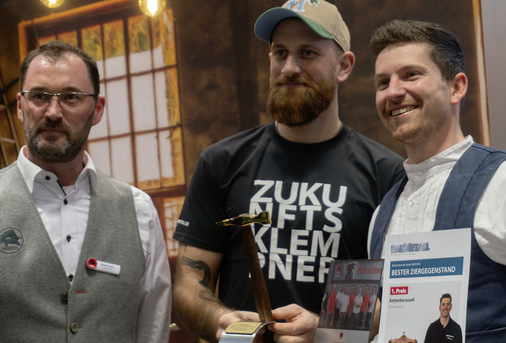  Vergoldeter Kreuzschweifhammer von Picard: Pate Berthold Ruck (Prefa ) und Juror John-Marc Hamann mit Leserwettbewerbs-Preisträger Maximilian Braun