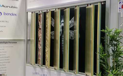  Die Libelle versteckt sich hinter den beweglichen Lamellen der Projektfassade