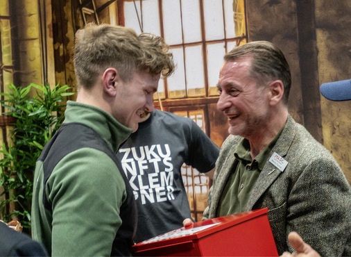  Meisterstück des Jahres: Juror und Pate Martin Fischer (M.A.S.C.-Team Vöhringen) überreicht Preisträger Tizian Kalchschmidt einen Rohraufweiter