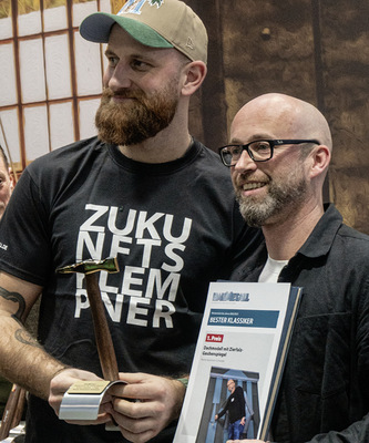  Juror John-Marc Hamann mit Preis­träger Ronny Kossmann-Schronen