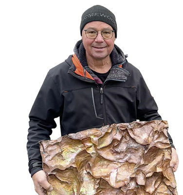  Stolzer Sieger: Beim Schätzwettbewerb am BAUMETALL-Messestand lag Beat Geyer mit seiner Antwort richtig. Er setzte sich gegen 190 Teilnehmer durch. Mit seiner Antwort lag er nicht weit von den 12 722 Hammerschlägen entfernt, die Manuela Geugelin benötigte, um ihr Kunstwerk zu vollenden. BAUMETALL und Künstlerin gratulieren herzlich!