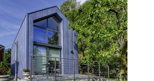  Das elegante Wohnhaus besticht mit einer Stehfalzfassade in Dolomitengrau