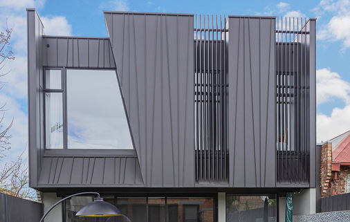  Mit aufregenden Architekturprojekten in der Farbaluminium﻿produktlinie Vestis macht der Hersteller immer wieder auf sich aufmerksam