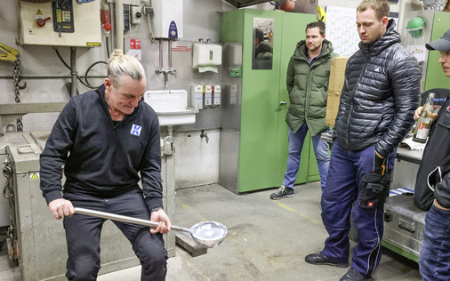  Thomas Mitter simuliert das Eingießen des flüssigen Metalls 