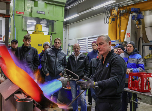  Vor der Weiterverarbeitung in der Presse glüht Thomas Mitter den Kupferrohling eines Wetterhahns aus ...