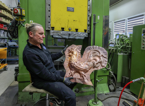 ... um nach mehrmaligen Pressvorgängen den fertigen, wenn auch nur halben Kupfer-Wetterhahn zu präsentieren