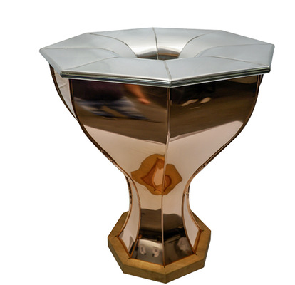  Luca Badberger fertigte einen   Beistelltisch mit integrierter Bar an