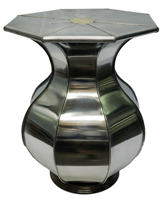  Robert Stroppel meisterte einen Beistelltisch