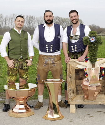  Die Besten ihres Fachs: Jungmeister Maximilian Söllner (l., Tiefenbach) wurde Kursbester. Simon Zaiser (r., Schleching) belegte Platz zwei. Dritter ­wurde Johannes Schlamp (Freising)
