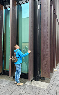  Jonas Blösch betrachtet die außergewöhnliche Lamellenfassade