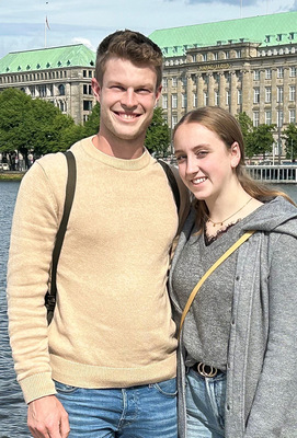  Jonas Blösch mit Freundin Isabel Hiemer an der Alster