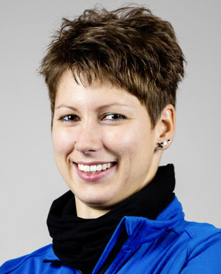  Tanja Zanini ist Geschäftsführerin und Inhaberin der Bauspenglerei Silbern GmbH in Dietikon. Sie sagt: „Spenglerinnen sind die ­Künstlerinnen auf der Baustelle, weil sie Funktionalität und Ästhetik vereinen.“ 
Für die Weiterbildung zur Spenglermeisterin HFP an der Technischen Fachschule Bern entschied sie sich, weil sich die Schulzeit an Freitagen und Samstagen besser mit dem Geschäftsalltag vereinbaren ließ als eine Blockausbildung mit längeren Abwesenheiten am Arbeitsplatz