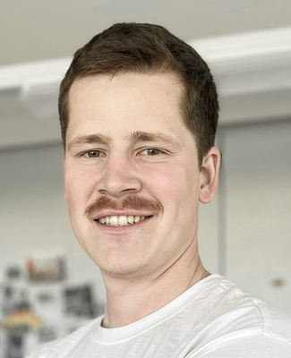  Roman Bucher lässt sich zum Spenglerpolier BP ­ausbilden, um theoretisches Wissen mit praktischer Erfahrung zu kombinieren. Er will ins Büro wechseln und als ­Nachfolger seines Vaters im Familien­unternehmen den gesamten Prozess durchlaufen