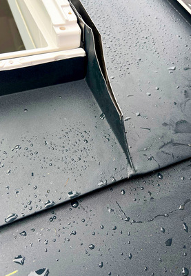 Am unteren Eckfalz hat John-Marc Hamann die Falte des Brustblechs nach hinten gezogen