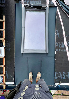 Traufseitig werden die Anschlussprofile in einen Querfalz eingehängt