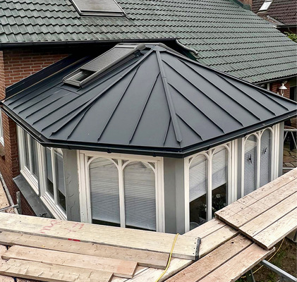 Das fertige Metalldach mit gefalzter Fenstereinfassung und formschönen Gratprofilen