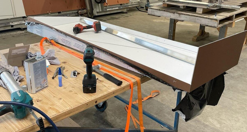   Ein Fassadenelement wird auf dem Werktisch zur Montage vorbereitet