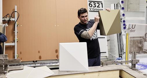   Philipp Theißl erklärt, wie einzelne Produktionsschritte erfolgen