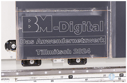   Fräsungen sind ebenfalls möglich, wie dieses Schild beweist