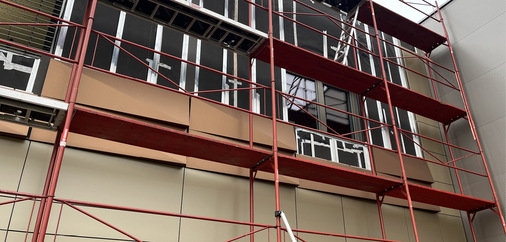   Glattflächige Fassadenelemente umranden 3D-Fassadenbereiche