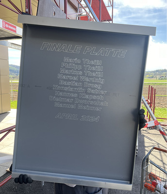   Auf der Abschlussplatte haben sich mitwirkende Mitarbeiter verewigt