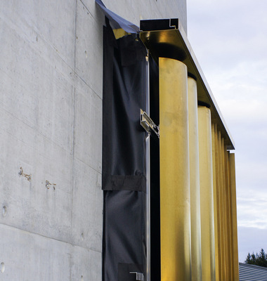   Seitlicher Blick hinter die Metallfassade