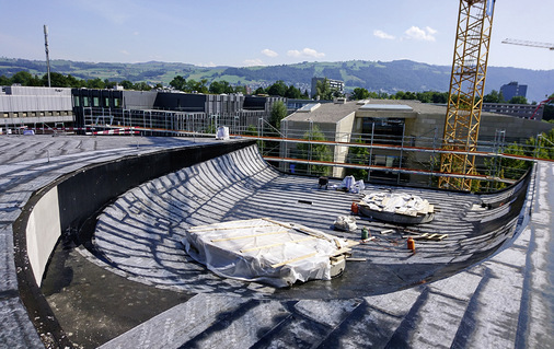  Auf der Betondachfläche wurde zuerst ein Voranstrich und darauf eine Schweißbahn mit Alueinlage als Dampfsperre verlegt