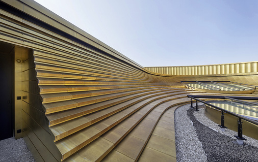   Sicherheit geht vor: Arbeiten am großformatigen Oberlicht