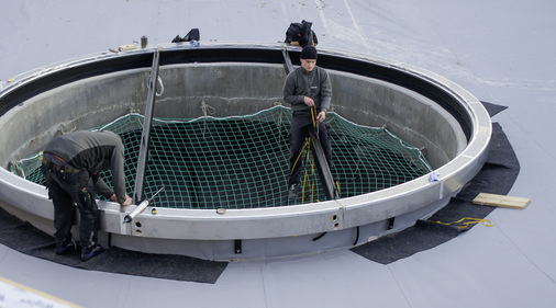  Der trichterförmige Dachbereich wurde mit bogenförmigen und in Linien aufeinandergeschichteten Metallprofilen bekleidet