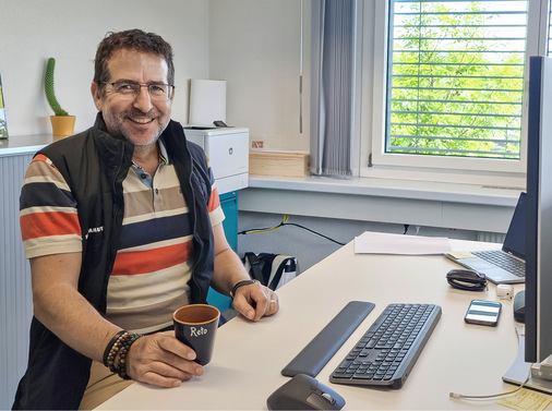  Reto Bocchetti, Geschäftsführer der Bauimpuls AG, in Heimberg bei einer Tasse Büro-Tee