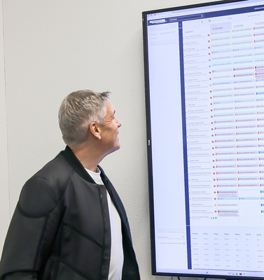  BAUMETALL-Chefredakteur Andreas Buck ist sichtlich beeindruckt