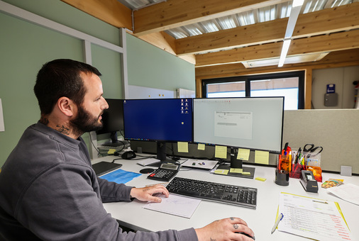  Werkstattspengler Manuel Noti plant und optimiert die -Arbeitsabläufe