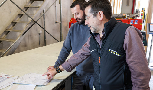  Manuel Noti und Reto Bocchetti besprechen die Vorfertigung -anhand mit Bendex erstellter Arbeitspapiere