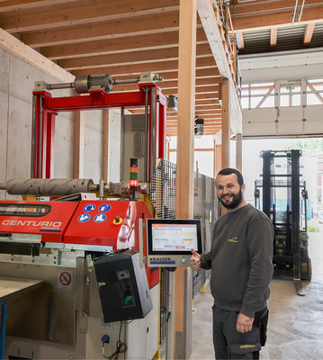  Werkstattspengler Manuel Noti am automatisierten Coillager-System