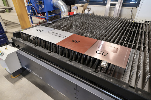 Die mit Wechseltischsystem und Hebeeinheit ausgestattete Laserschneidanlage verarbeitet verschiedene Baumetalle in einem Arbeitsgang