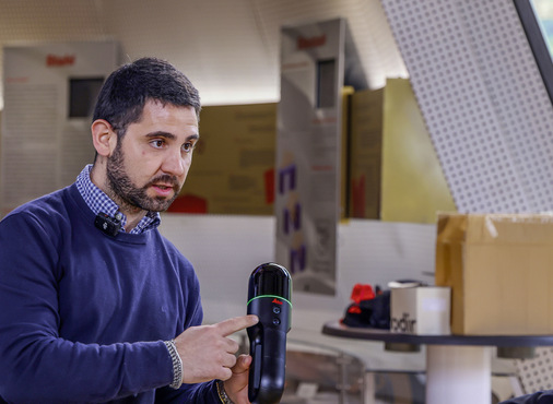  Software und Service Sales Coordinator Andrea Menghini (GeoMax Positioning) präsentiert mit dem leistungsstarken Scanner Leica BLK2GO erfasste Ergebnisse