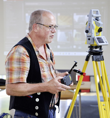 Co-Veranstalter und Initiator Rainer Löber stellt das ­Leica-BLK3D-System vor