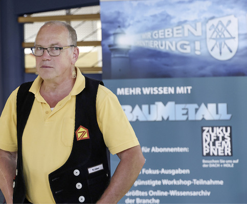 Initiator und Workshopleiter Rainer Löber vor dem BAUMETALL-Rollup