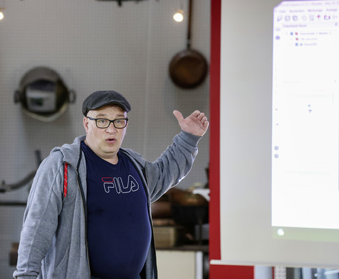 Teilnehmer Sascha Nitsche stellt mit dem Smartphone erstellte Ergebnisse des Dot-3D-Lidar-Scannings vor