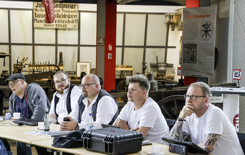 Aufmerksame Teilnehmer aus unterschiedlichen Berufsgruppen