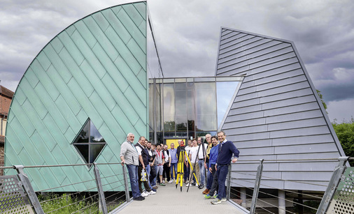 Zufriedene Teilnehmer und Veranstalter. Daneben die im Museum ausgestellte Kupferstatue des Drachentöters Georg