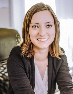   Museumsreferentin Annika Roth und QR-Code zum Workshopvideo