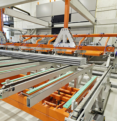  Automatisierte Modulentnahme am Ende der Fertigungsstraße