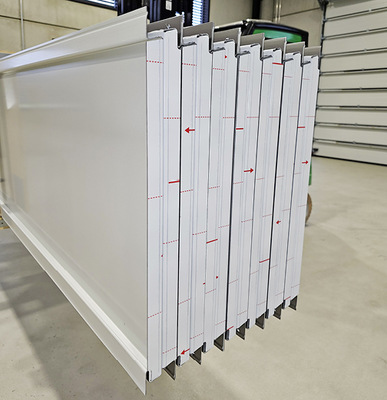  Versandbereit: vertikal gelagerte, -folierte „Pro+ Fassadenmodule“
