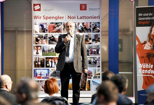   In Aktion: Hubert Trenkwalder bei einer Innungsversammlung der -Südtiroler Spengler