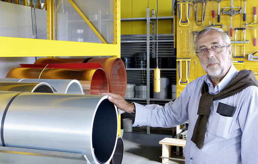   Der leidenschaftliche Spengler führt Besucher jederzeit durch die -Werkstatt des Fachbetriebs von Trenkwalder und Partner