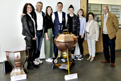 Familienangelegenheit! Bei einer Meister­prüfung ­fiebern alle mit. Mit seinem erfolg­reichen ­Prüfungsergebnis tritt Sebastian ­Heinzelmeier in die Fußstapfen von Vater und Großvater ­(beide im Bild)