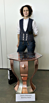 Stolze Meisterin! ­Jasmin Widmann mit ihrem formschönen Beistelltisch